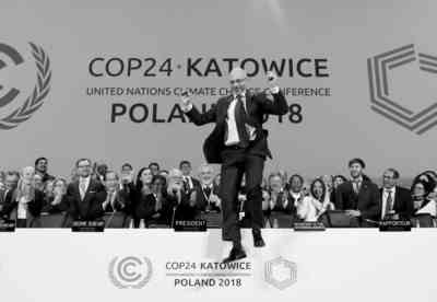 12月15日，在波兰卡托维兹，本轮气候变化大会主席米哈乌·库尔蒂卡庆祝与会各方完成谈判。新华社